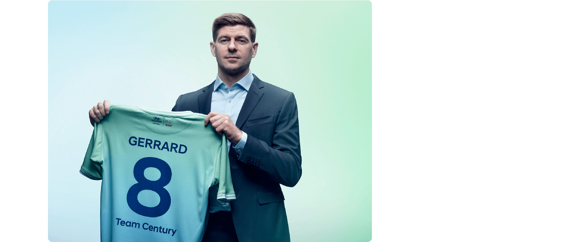 팀 센츄리의 감독 스티븐 제라드가 유니폼을 든 채 포즈를 취하고 있다