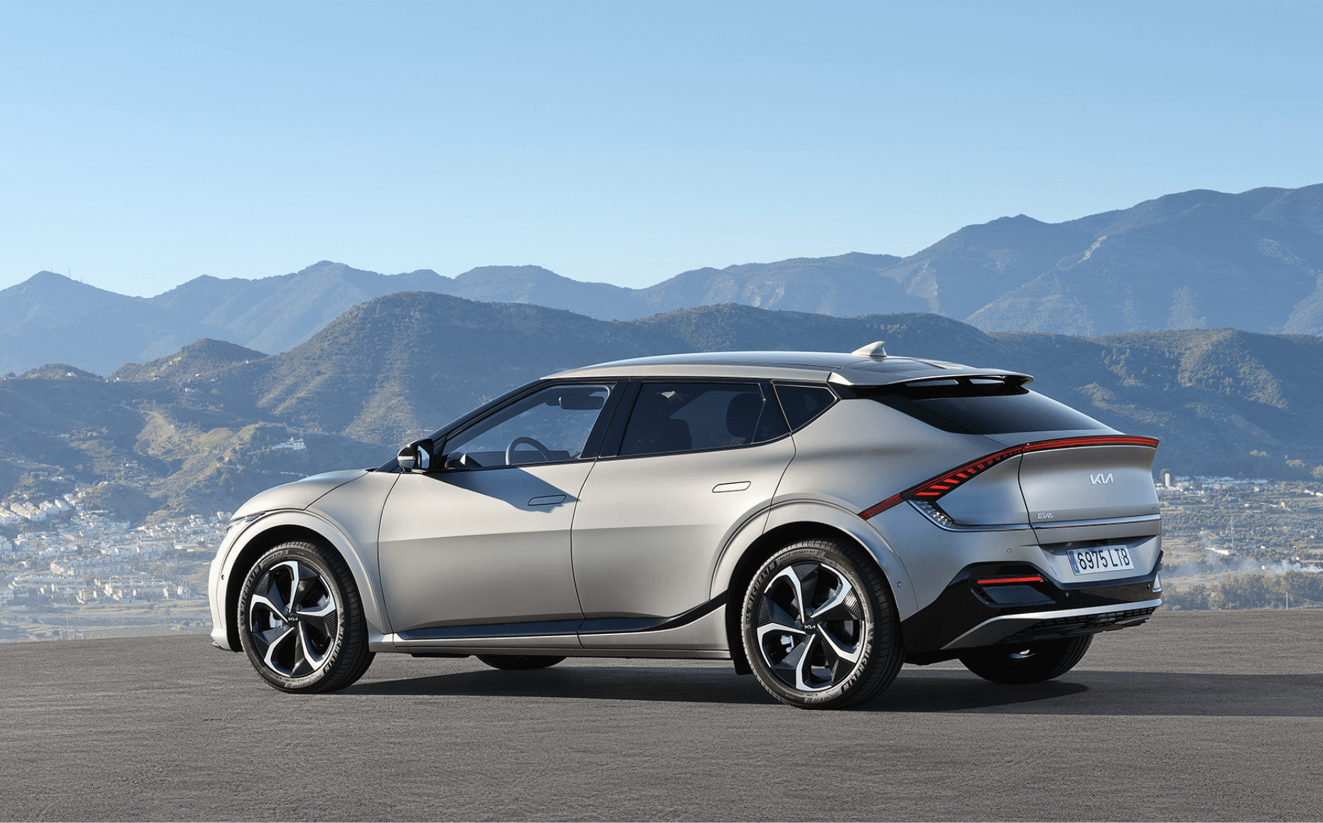 기아 EV6의 전측면과 후측면