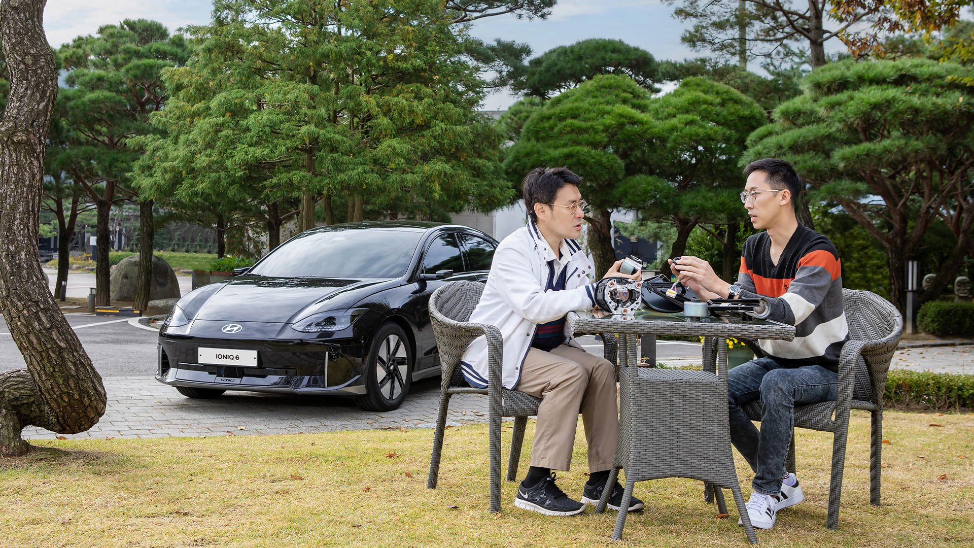 현대자동차 아이오닉 6의 NVH 및 R&H 성능을 완성한 연구원들의 모습