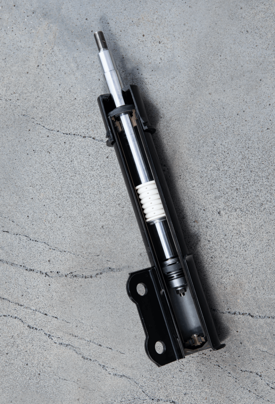 현대자동차 아이오닉 6의 서스펜션에 적용된 주파수 감응형 쇽업소버의 모습