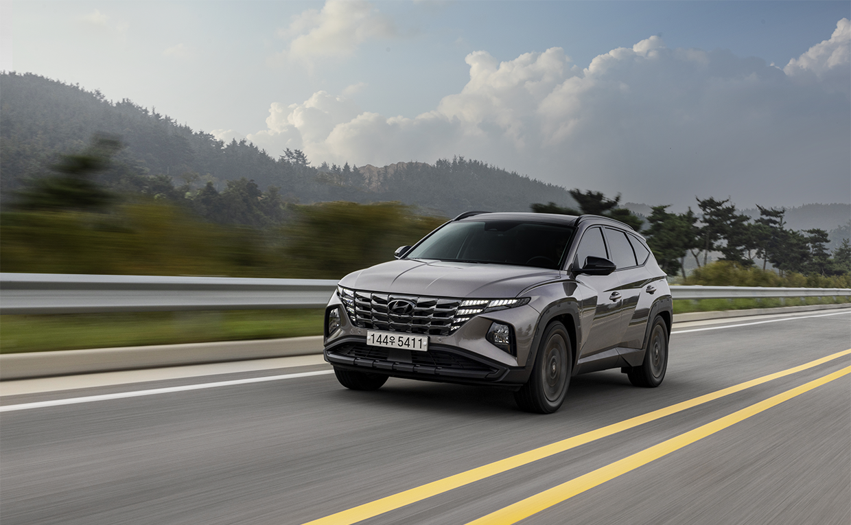 투싼 어드벤처 패키지의 주행 전측면 모습