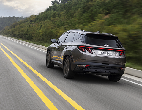 투싼 어드벤처 패키지의 주행 후측면 모습