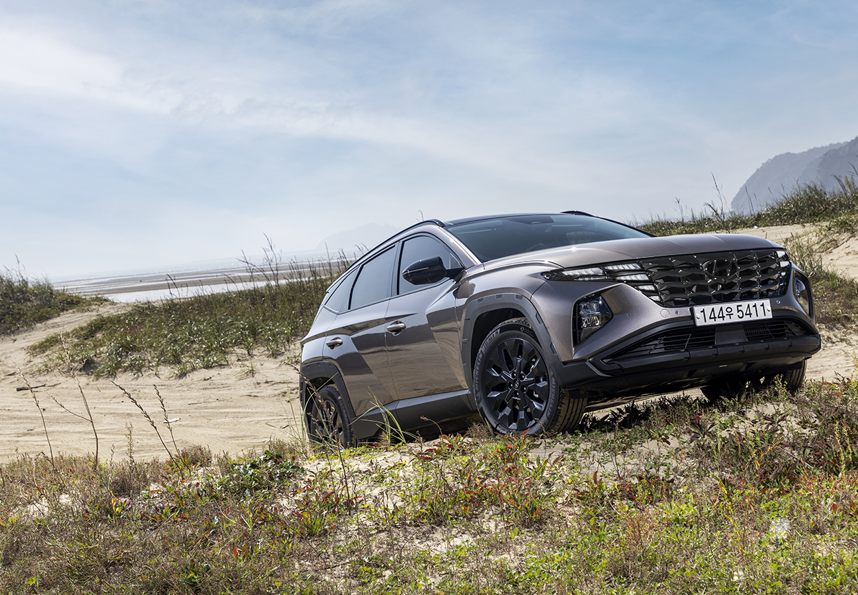 언덕을 오른 투싼 어드벤처 패키지의 전측면 모습