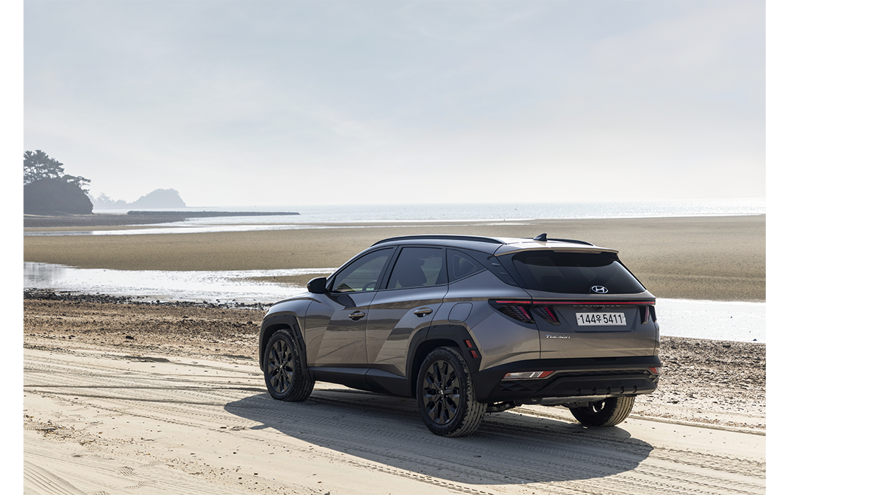 해변에 정차한 투싼 어드벤처 패키지의 모습