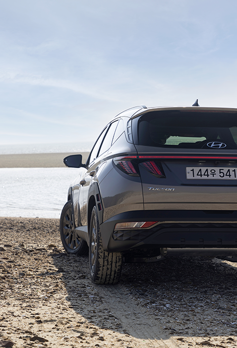 해변에 정차한 투싼 어드벤처 패키지의 모습