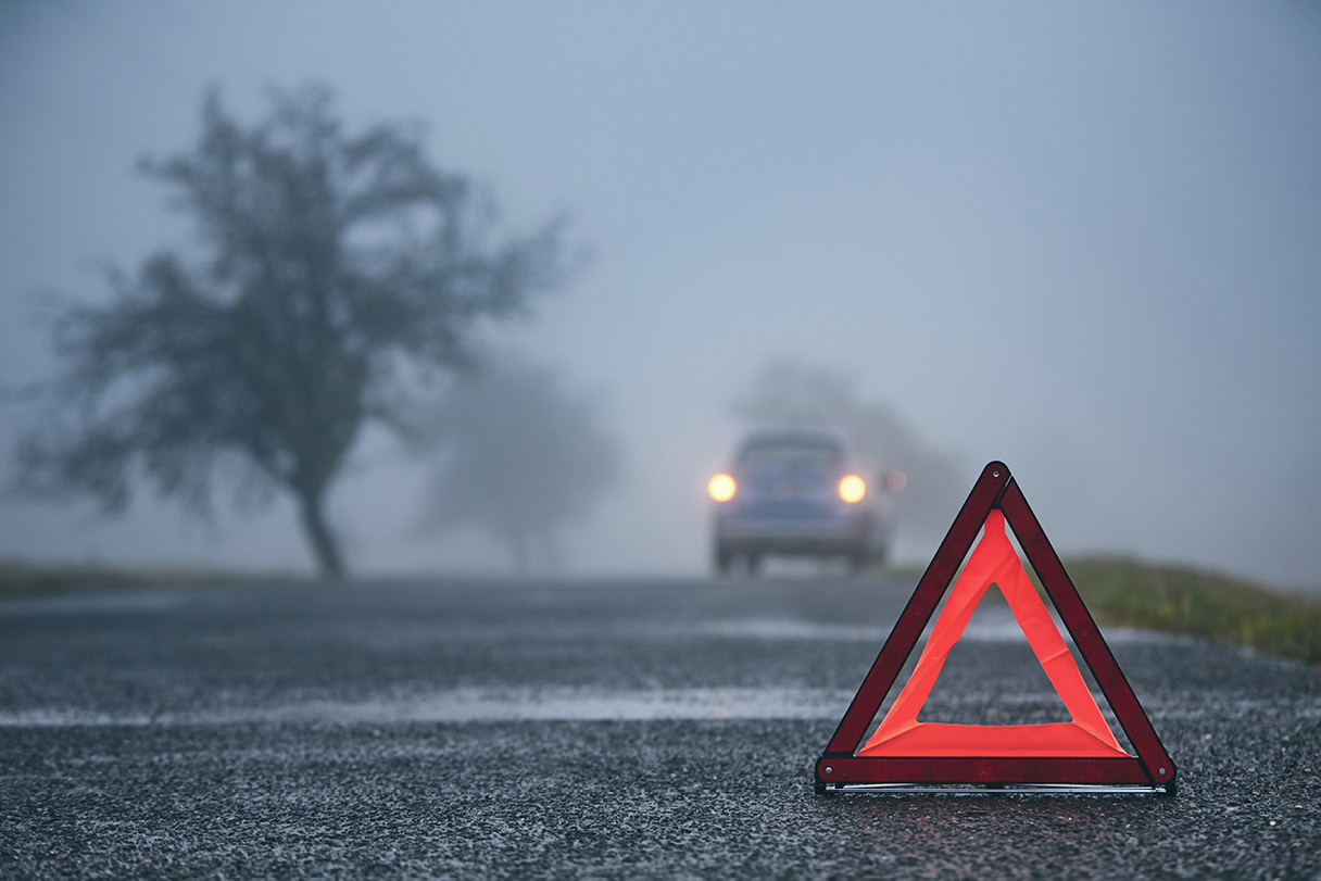 안개가 가득 낀 도로에서 차량 한 대가 주행 중이다