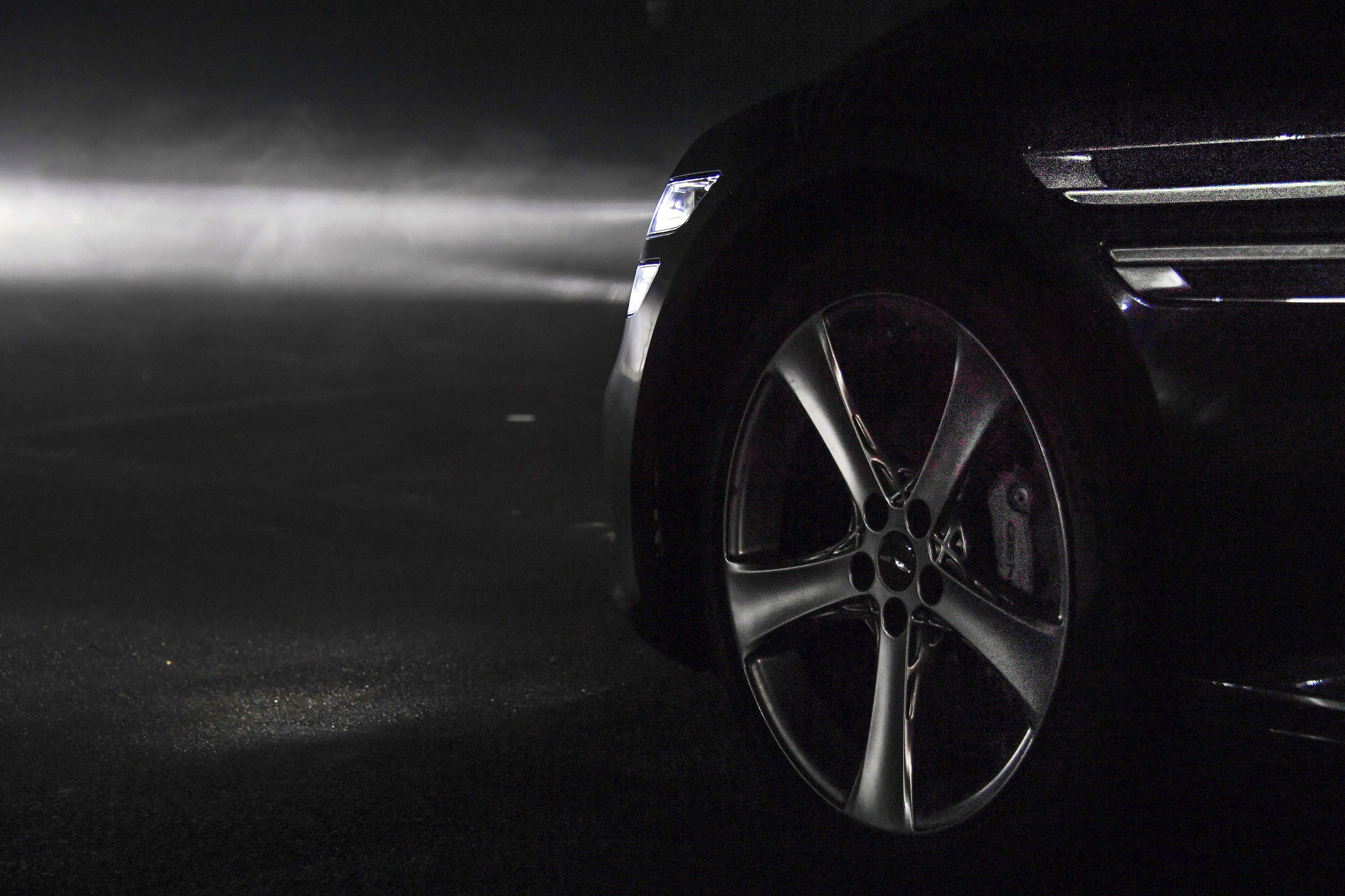 어둠 속에서 제네시스 G80의 헤드램프 빔이 작동하는 사진