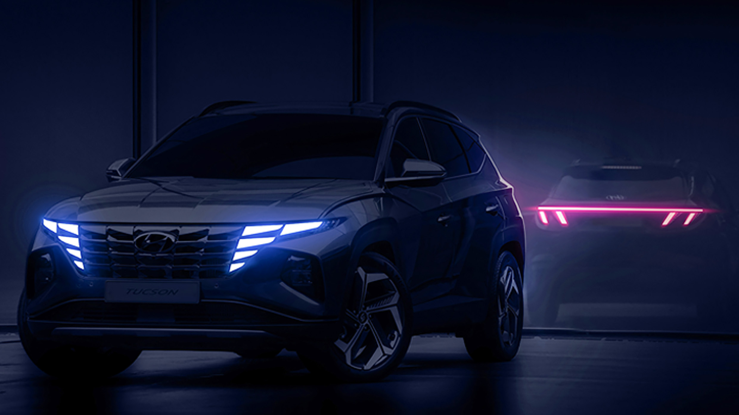 얕은 어둠 속에서 미등을 작동한 채 서 있는 4세대 투싼