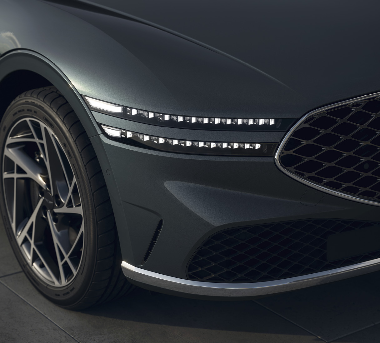 제네시스 G90의 헤드램프를 클로즈업한 사진