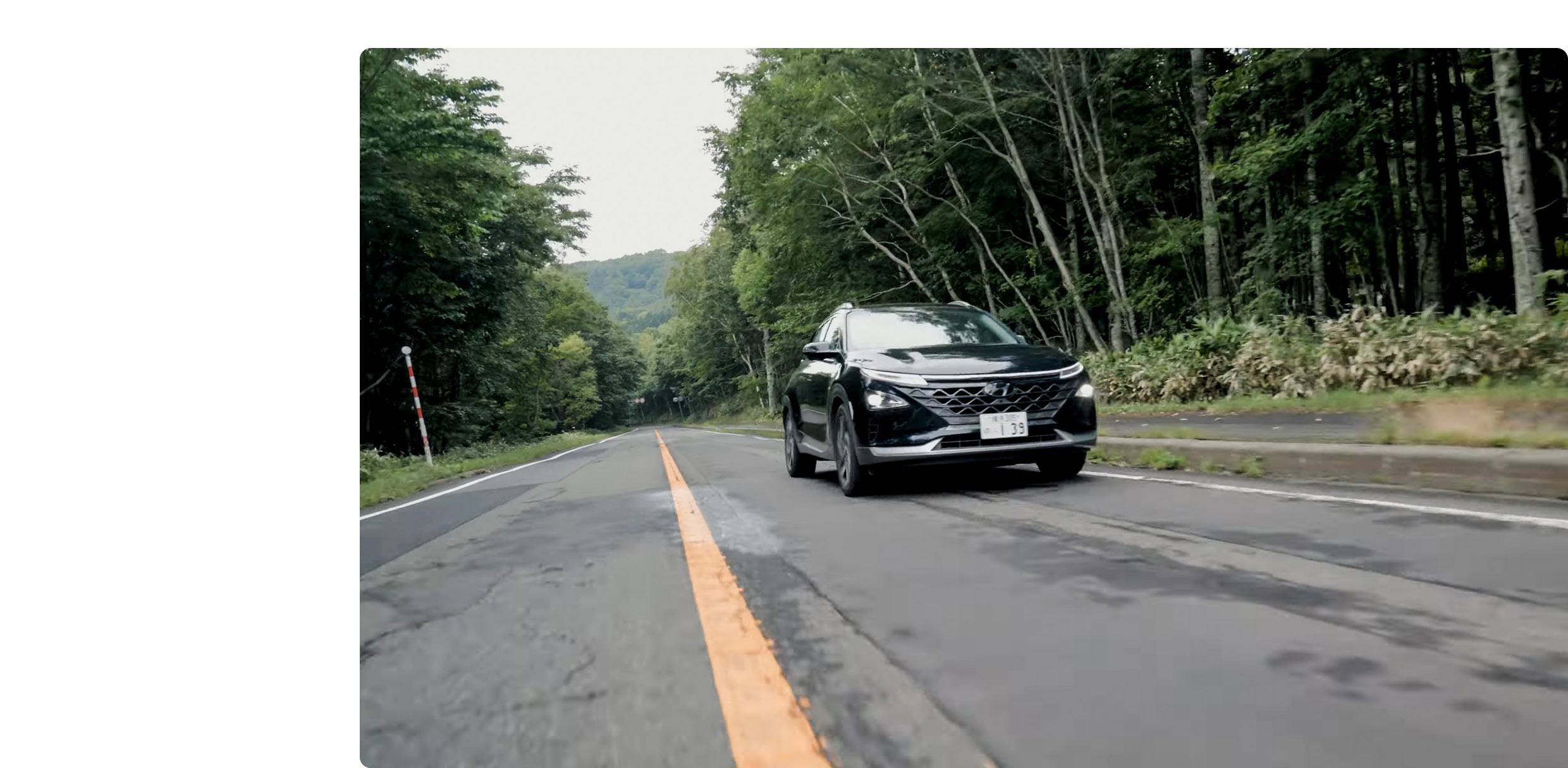 현대 넥쏘가 일본 지방 도로를 달리고 있다