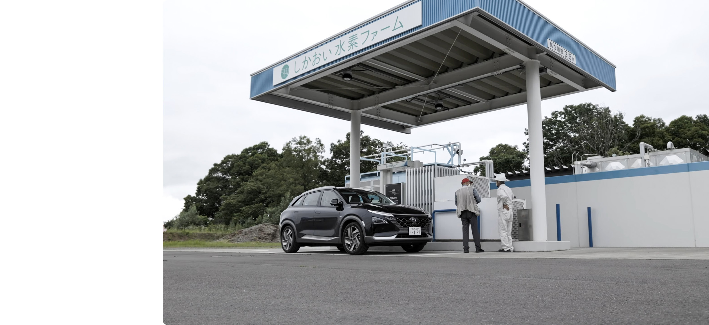 수소충전소에서 넥쏘에 연료를 공급 중인 모습