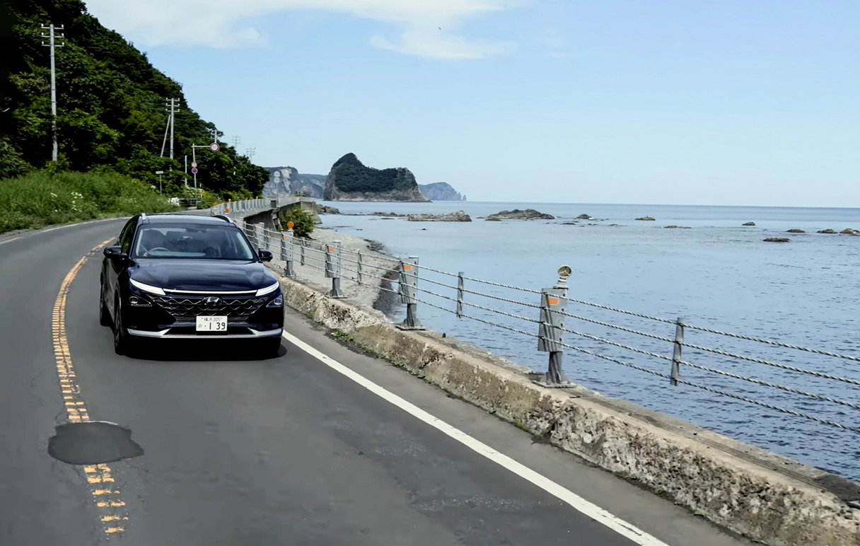 해안도로를 달리고 있는 현대 넥쏘