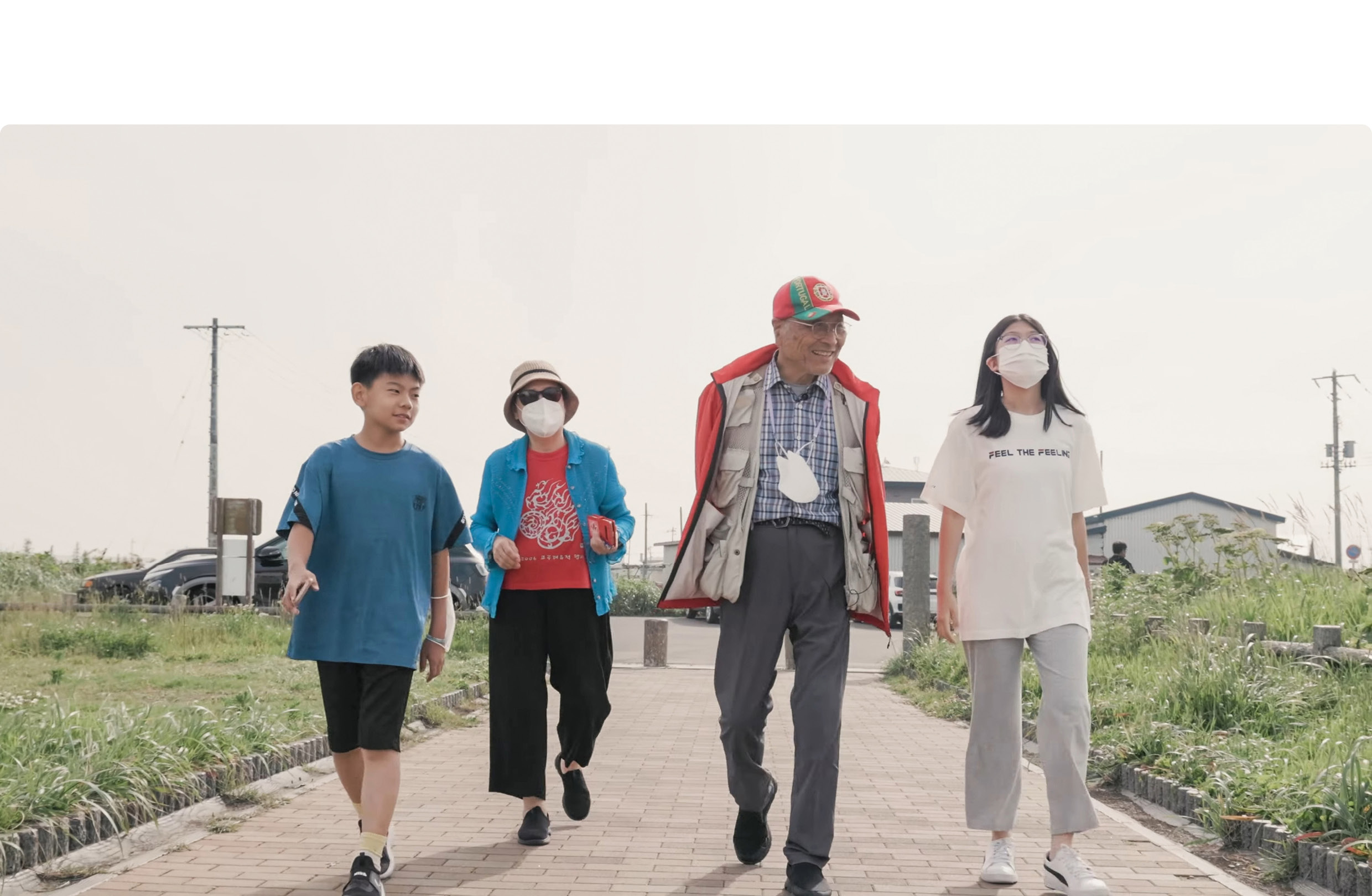 가족들과 함께 일본 마을을 둘러 보는 서길수 씨