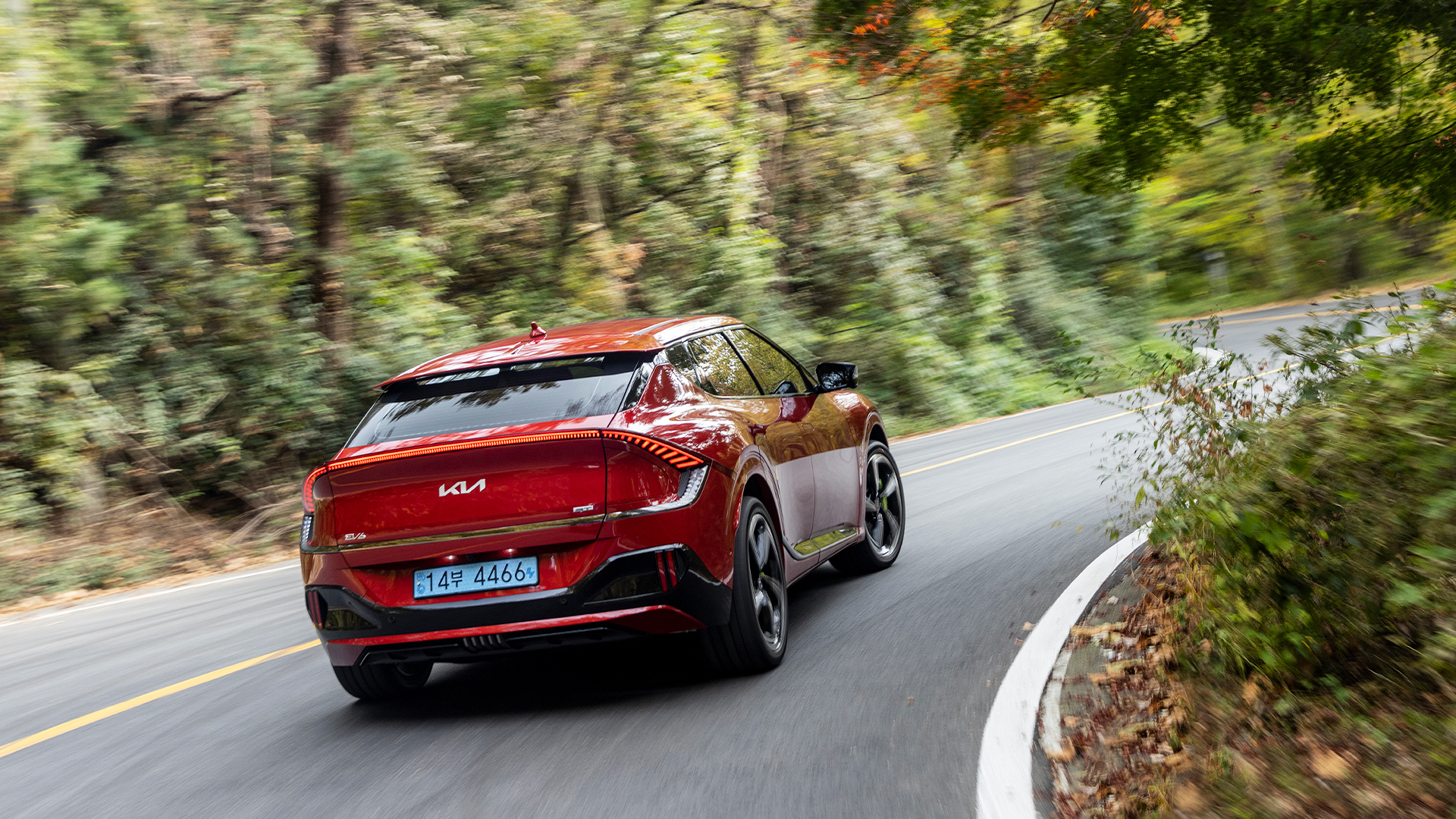 EV6 GT가 와인딩 로드를 주행하는 모습