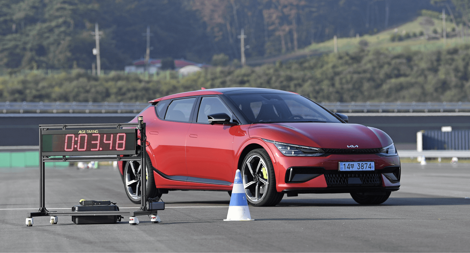 EV6 GT 핸들링 성능을 시험하는 모습