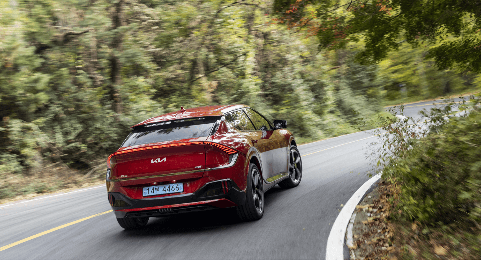 EV6 GT가 와인딩 로드를 주행하는 모습