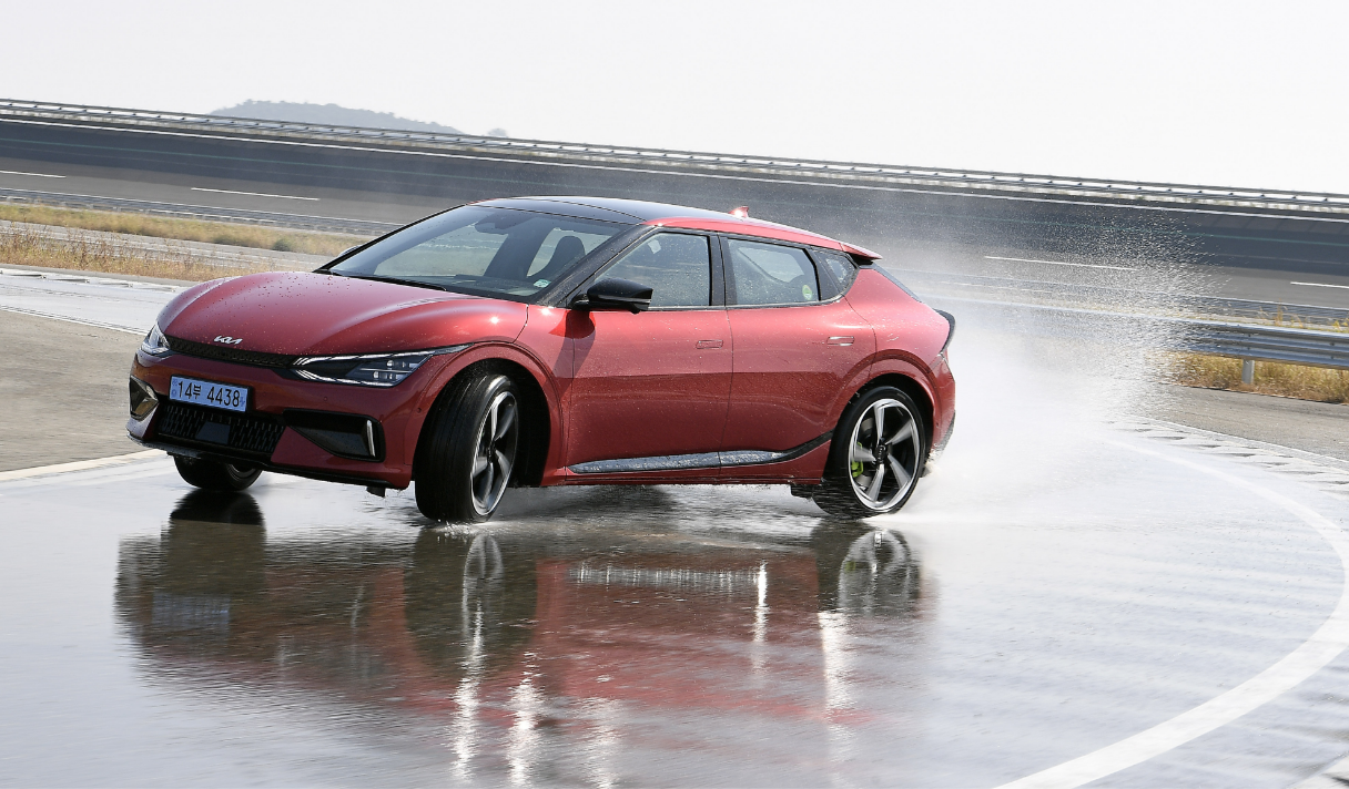 EV6 GT가 드리프트 주행하는 모습