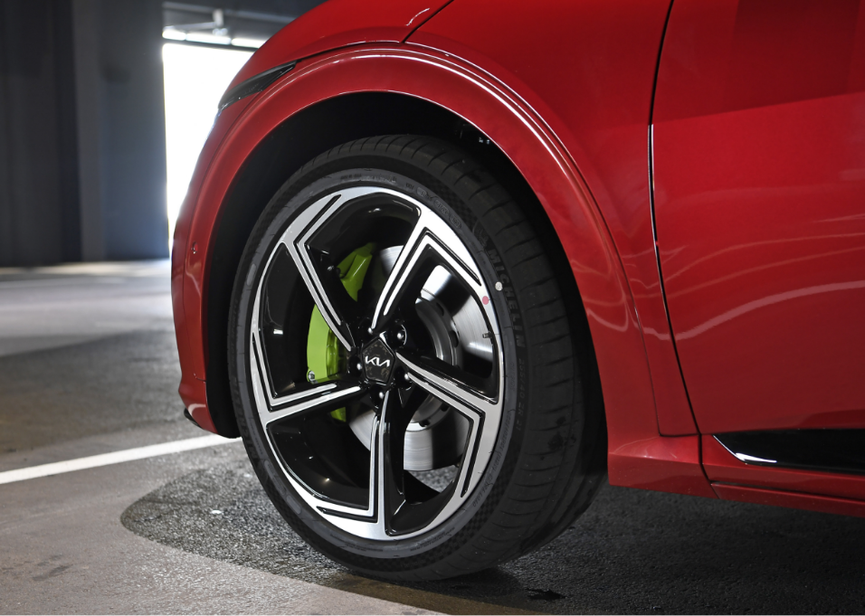 EV6 GT의 앞바퀴 모습