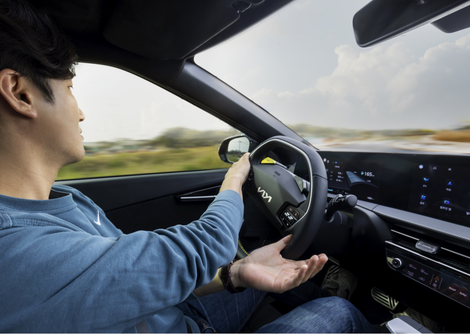 EV6 GT의 주행 성능을 시험하는 최민호 연구원의 모습