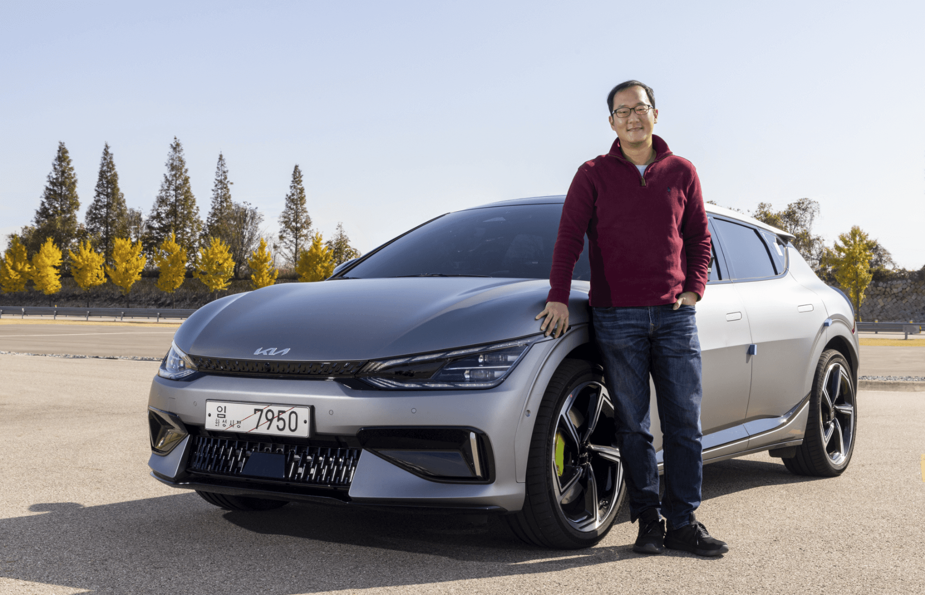 EV6 GT 개발에 참여한 김상균 책임연구원이 차에 기댄 모습