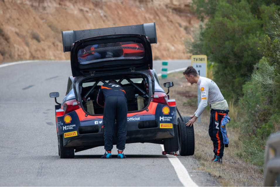 Hyundai Motorsport drivers changing tires during Rally Spain