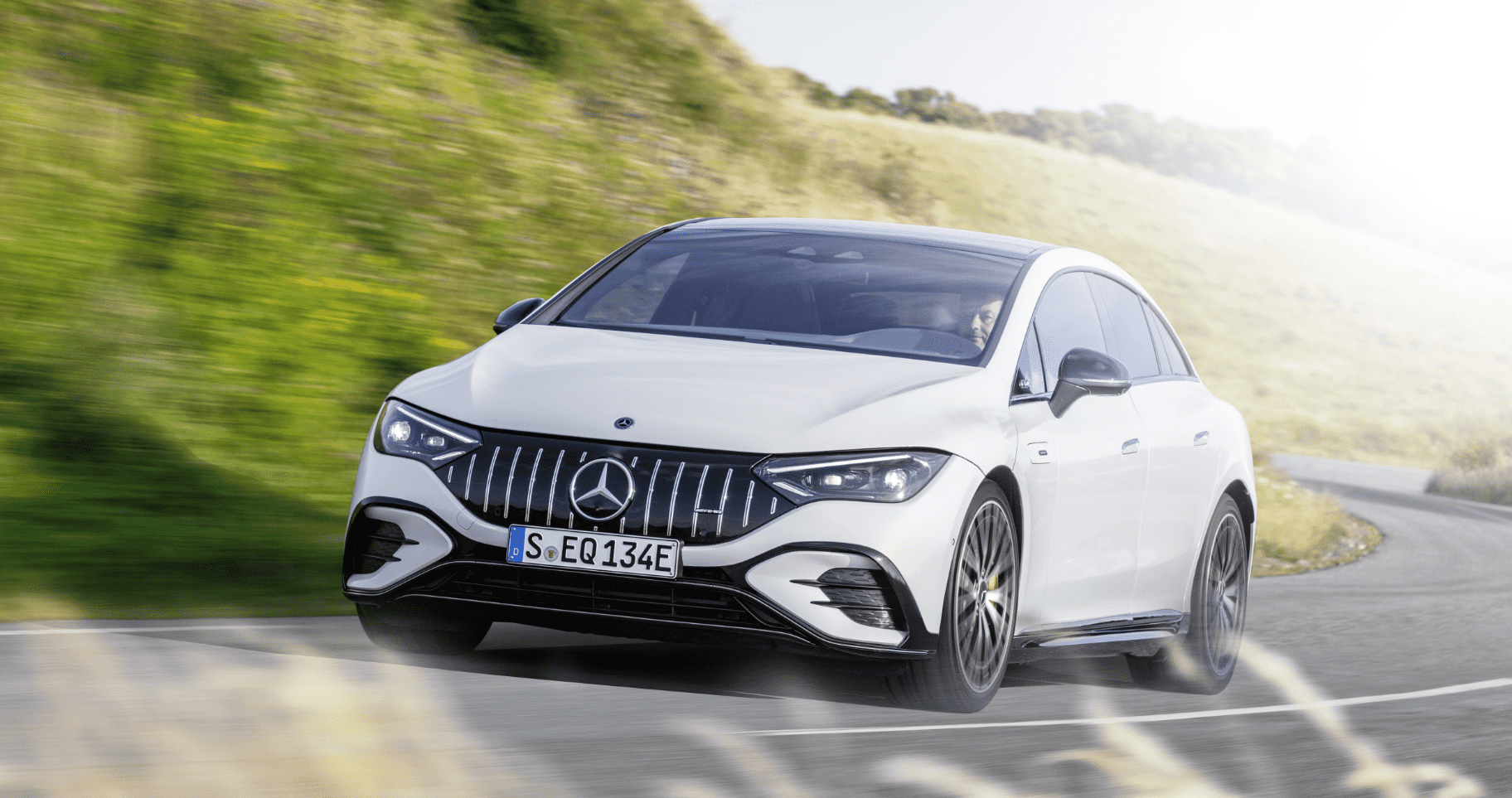 벤츠 AMG EQE 53가 주행하는 모습