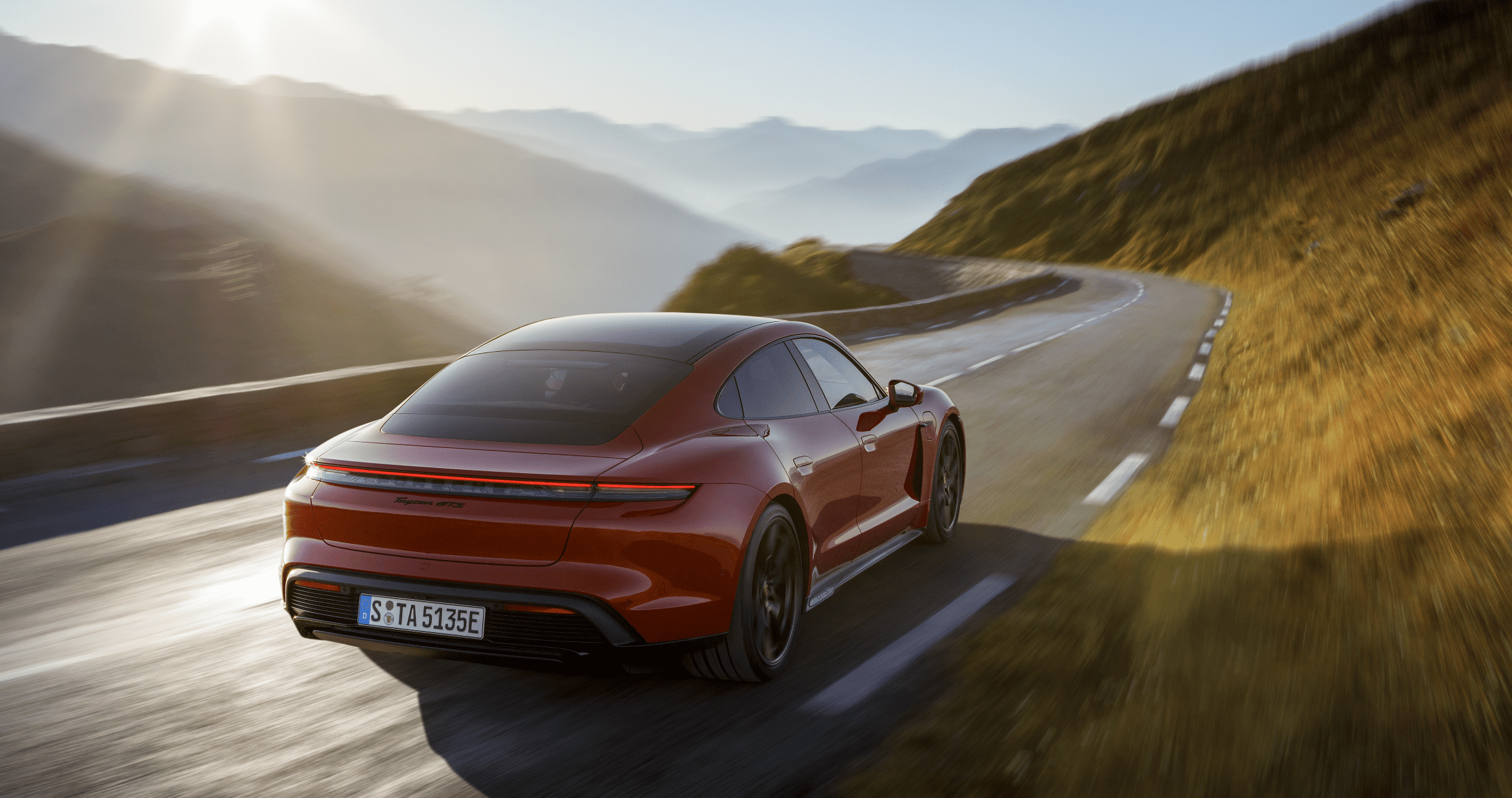 포르쉐 타이칸 GTS가 주행하는 모습