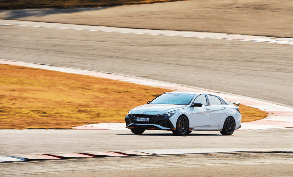 인제스피디움에서 코너를 주파하고 있는 아반떼 N