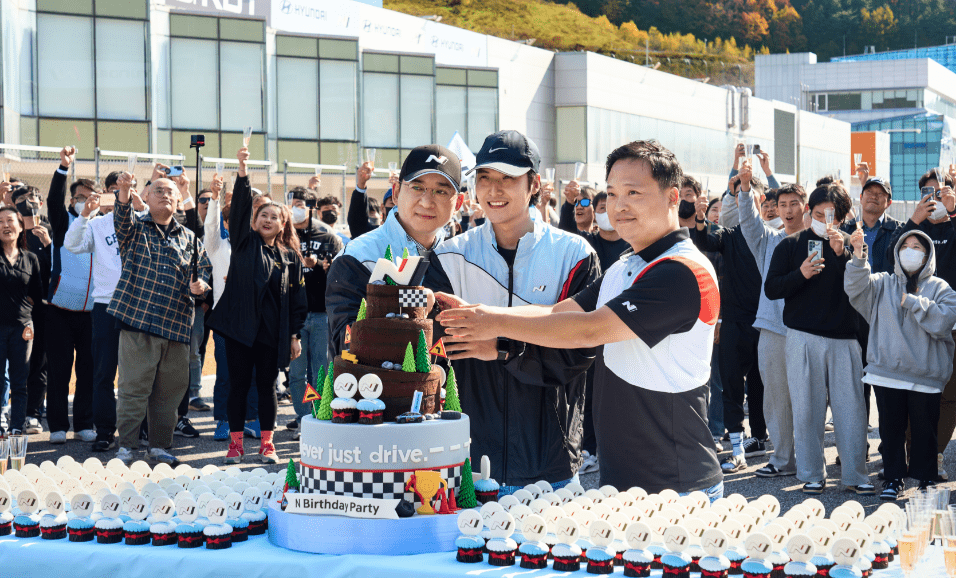 N 버스데이 행사에서 참석자들이 케이크 커팅식에 참여하고 있다