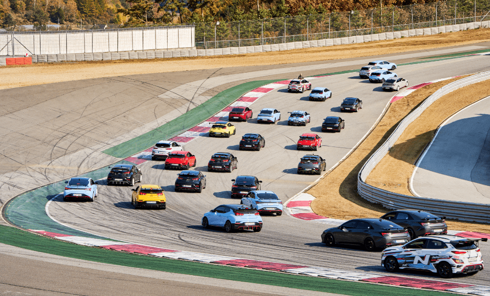 수십 대의 N 모델이 인제 스피디움 트랙을 달리고 있다