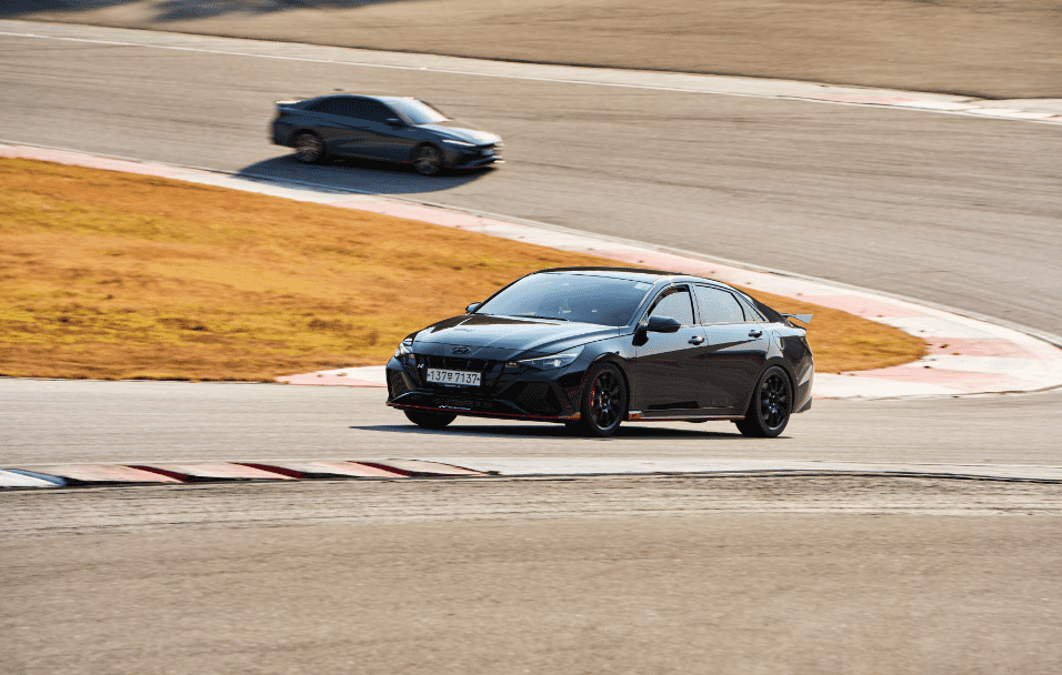 인제스피디움을 달리는 아반떼 N