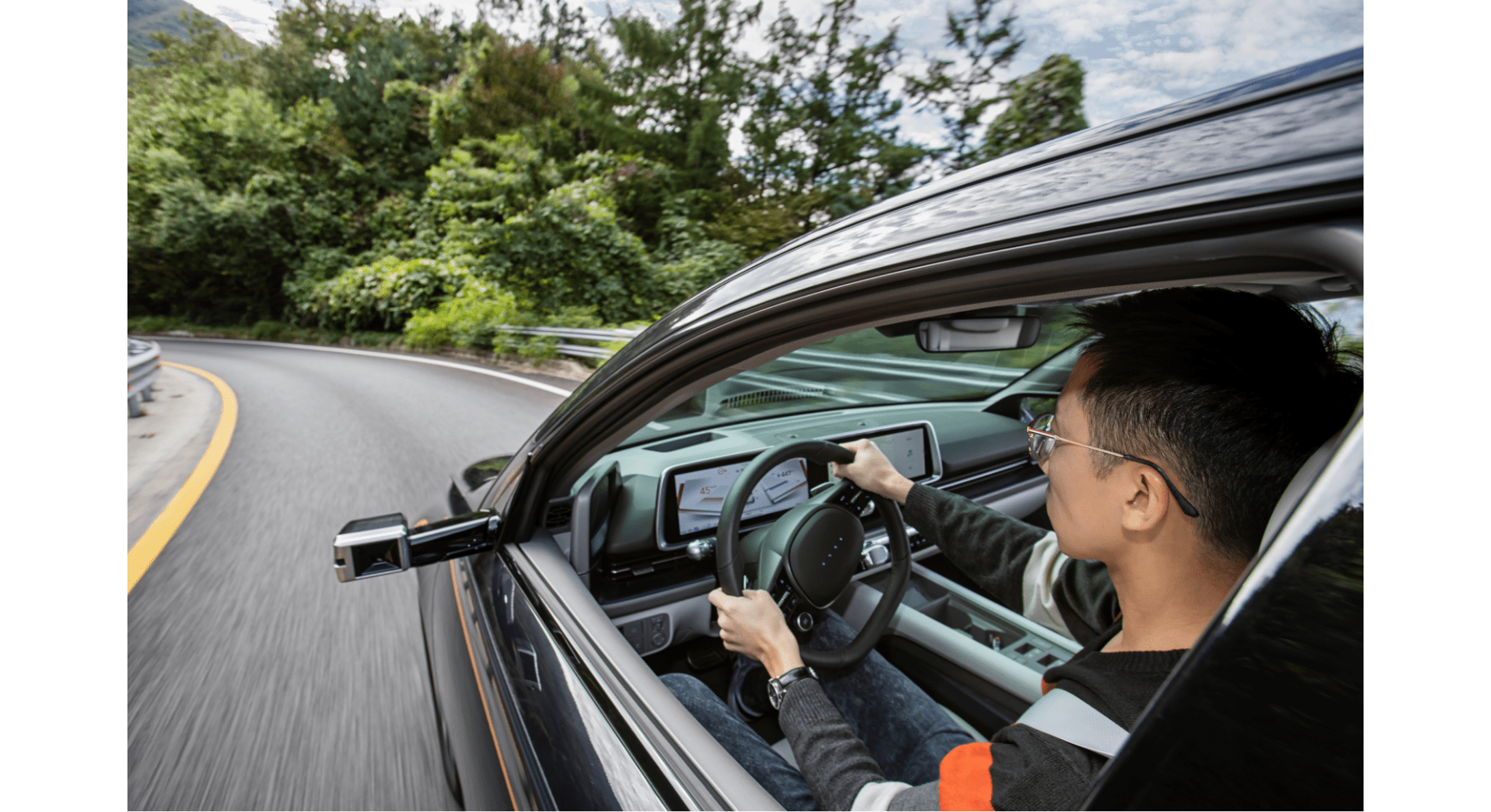 Seo Jae-wook, a senior researcher who completed the R&H performance of Hyundai IONIQ 6, is driving