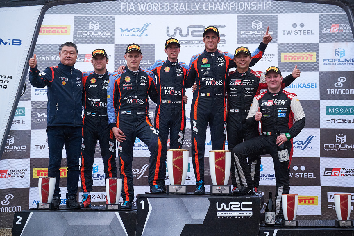 일본 랠리를 원투 피니시로 장식한 현대 월드랠리팀 드라이버들과 팀원들의 모습