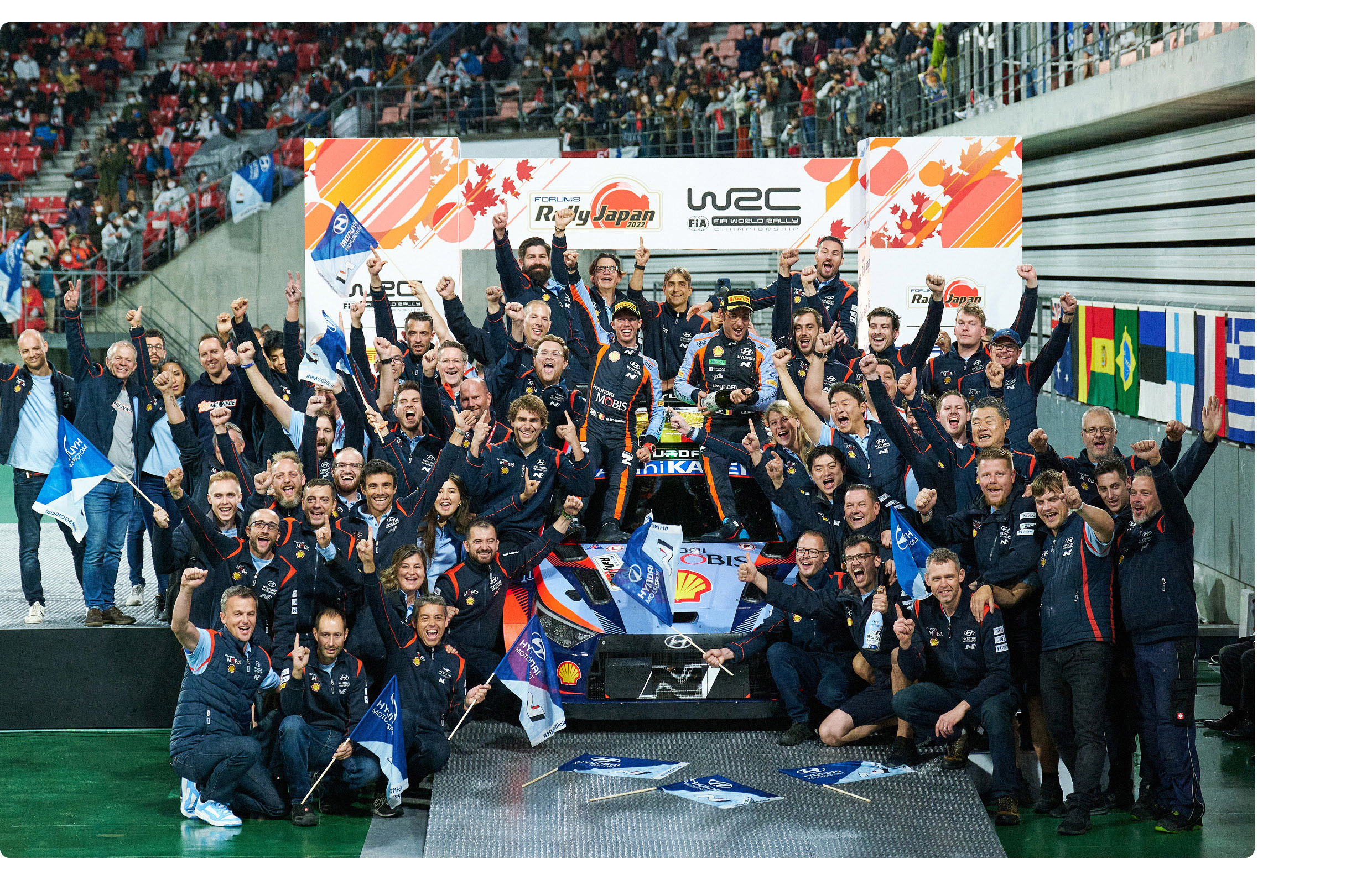 일본 랠리를 원투 피니시로 장식한 현대 월드랠리팀 드라이버들과 팀원들의 모습