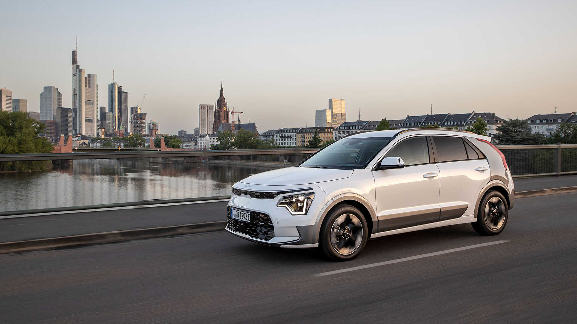 니로 EV가 유럽 도로를 주행하는 모습