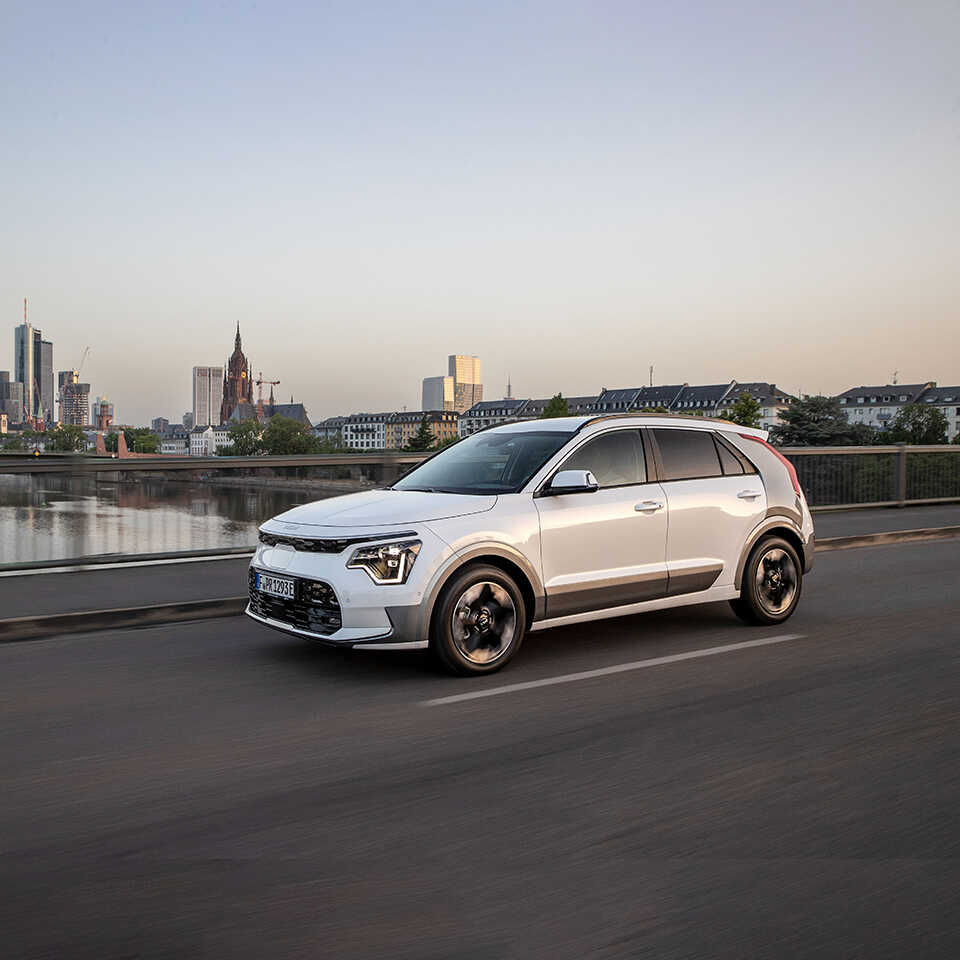 니로 EV가 유럽 도로를 주행하는 모습