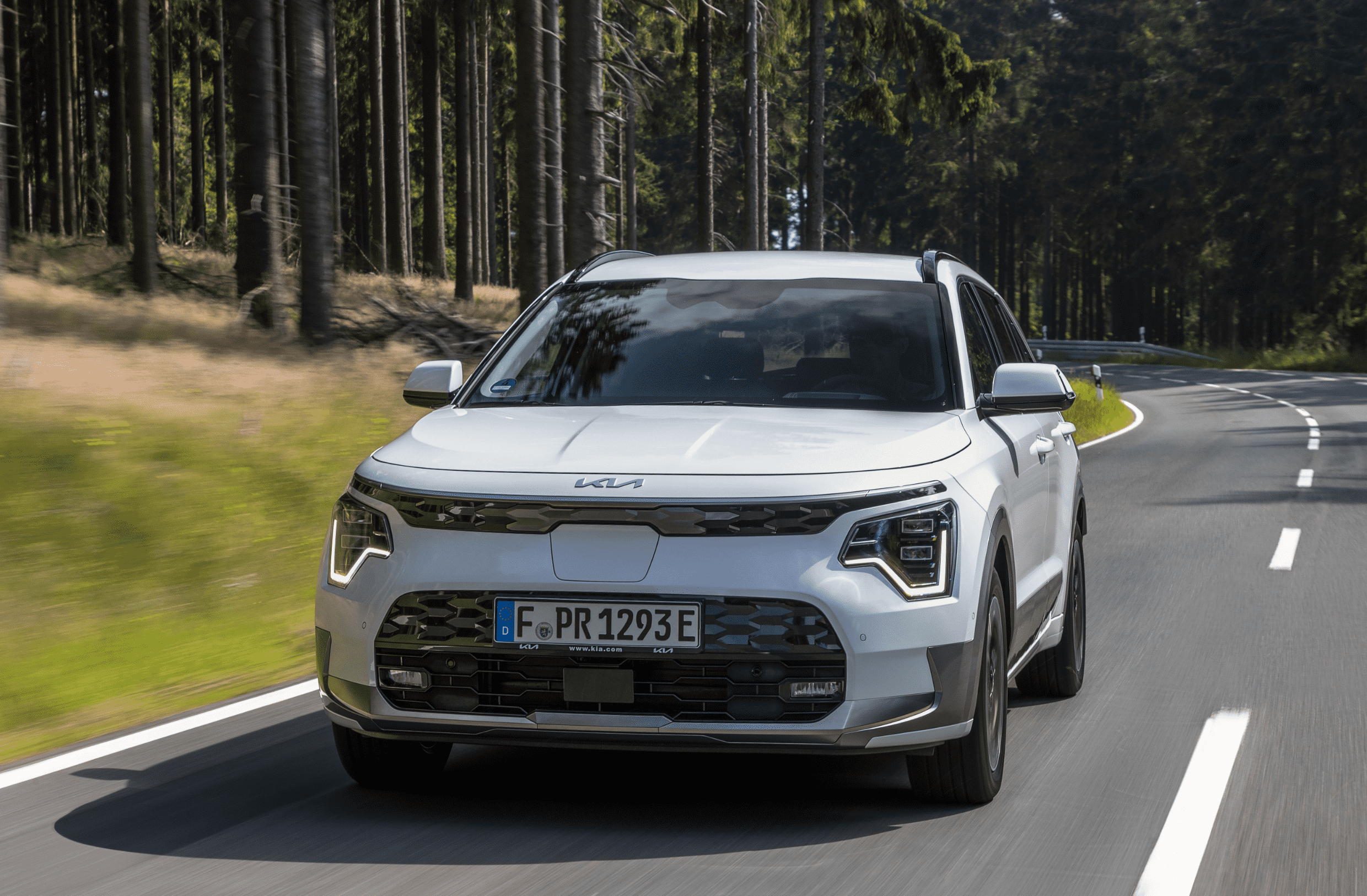 니로 EV가 유럽 도로를 주행하는 모습