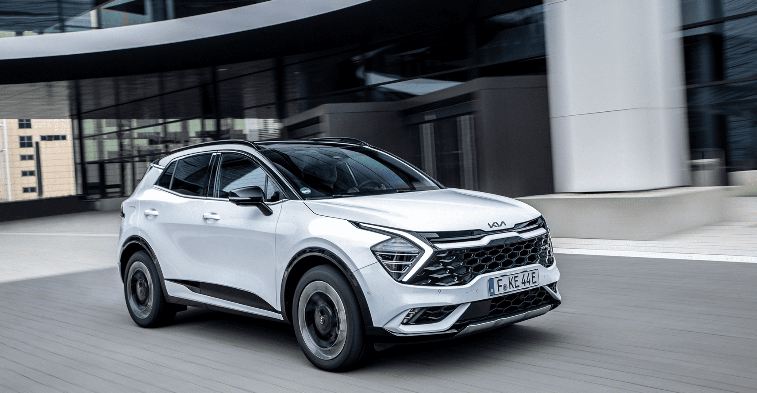 스포티지가 유럽 도로를 주행하는 모습