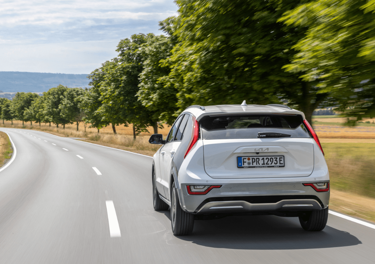 니로 EV가 유럽 도로를 주행하는 모습