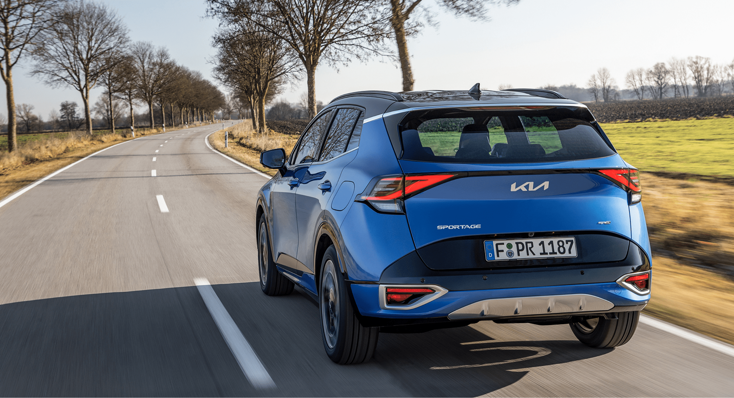 스포티지가 유럽 도로를 주행하는 모습