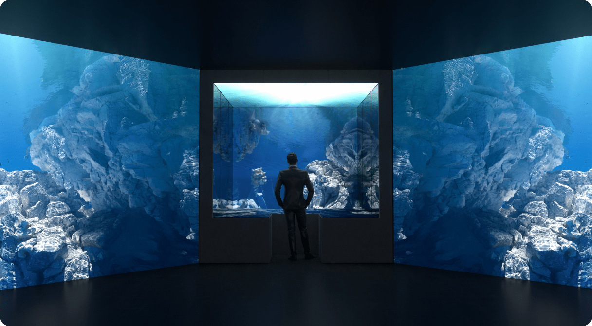 남성이 기아 오퍼짓 유나이티드 특별전을 감상하고 있는 모습