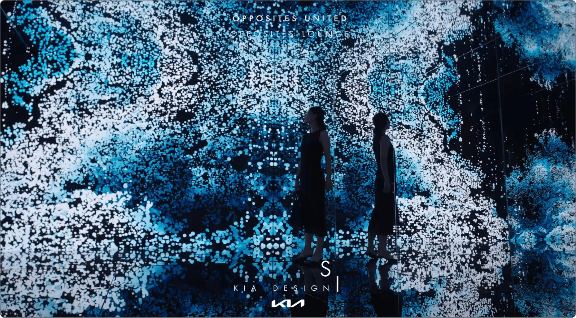 여성이 오퍼짓 유나이티드 특별전을 경험하는 모습