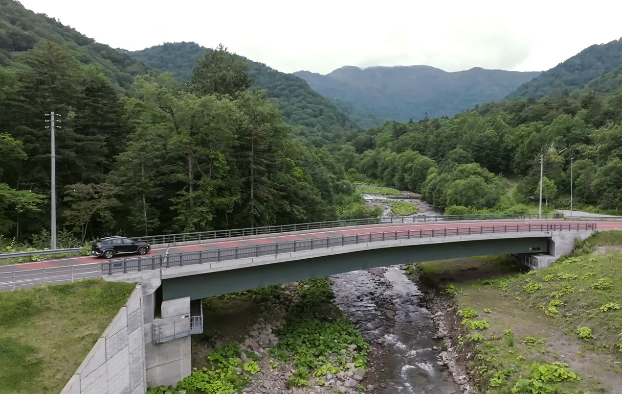 Hyundai Nexo is crossing over a small bridge