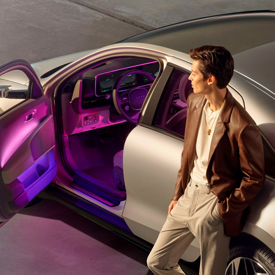 앰비언트 라이트를 켠 아이오닉 6의 실내를 클로즈업한 모습