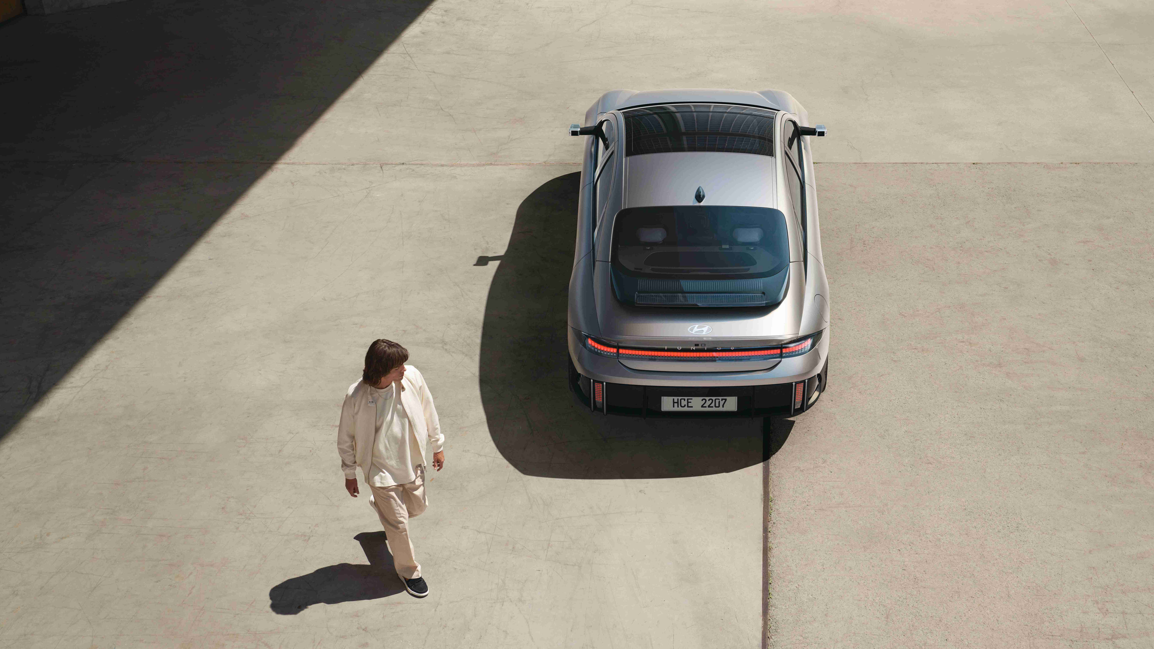 아이오닉 6 주변으로 사람이 걷는 모습