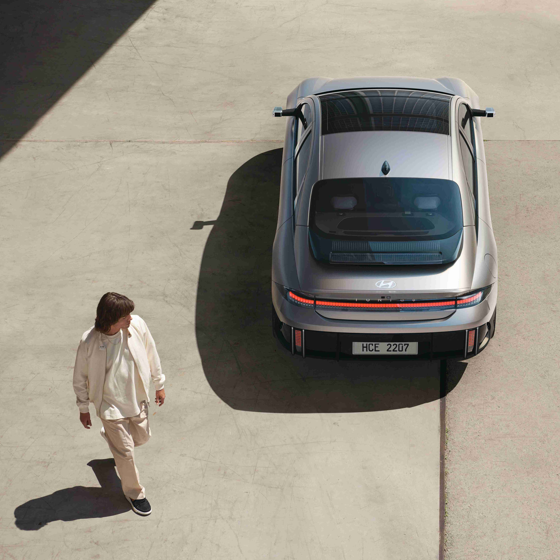 아이오닉 6 주변으로 사람이 걷는 모습