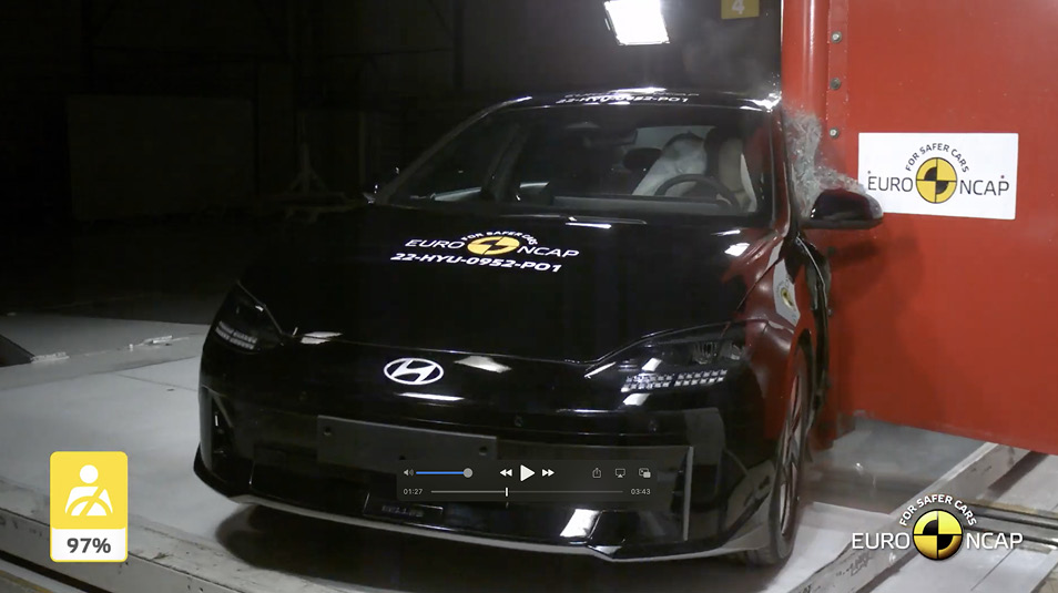 아이오닉 6가 측면 충돌하는 모습