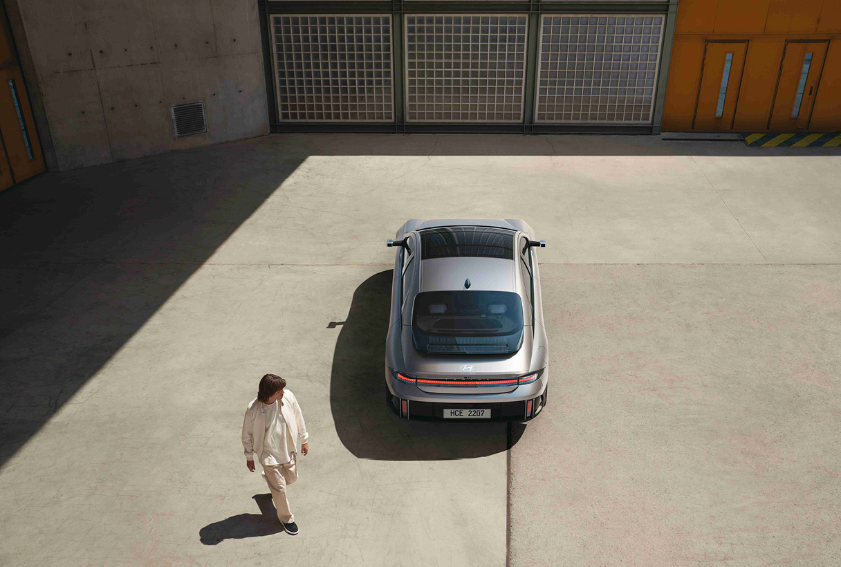 아이오닉 6 주변으로 사람이 걷는 모습