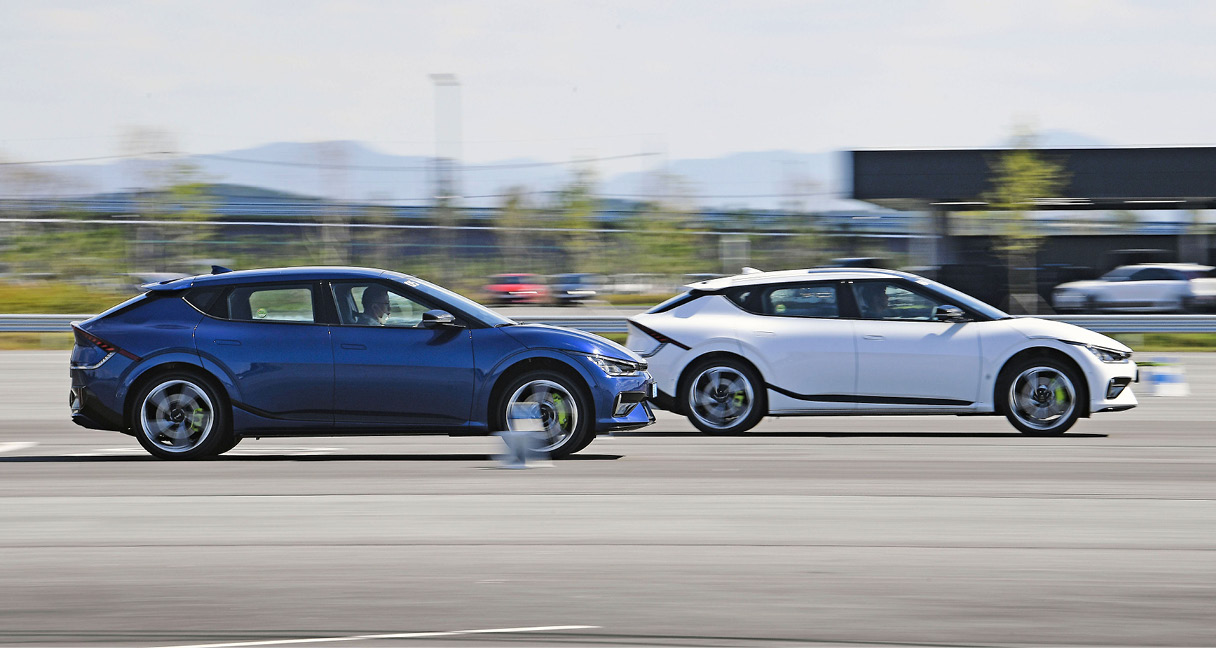 EV6 GT가 빠르게 가속하는 모습