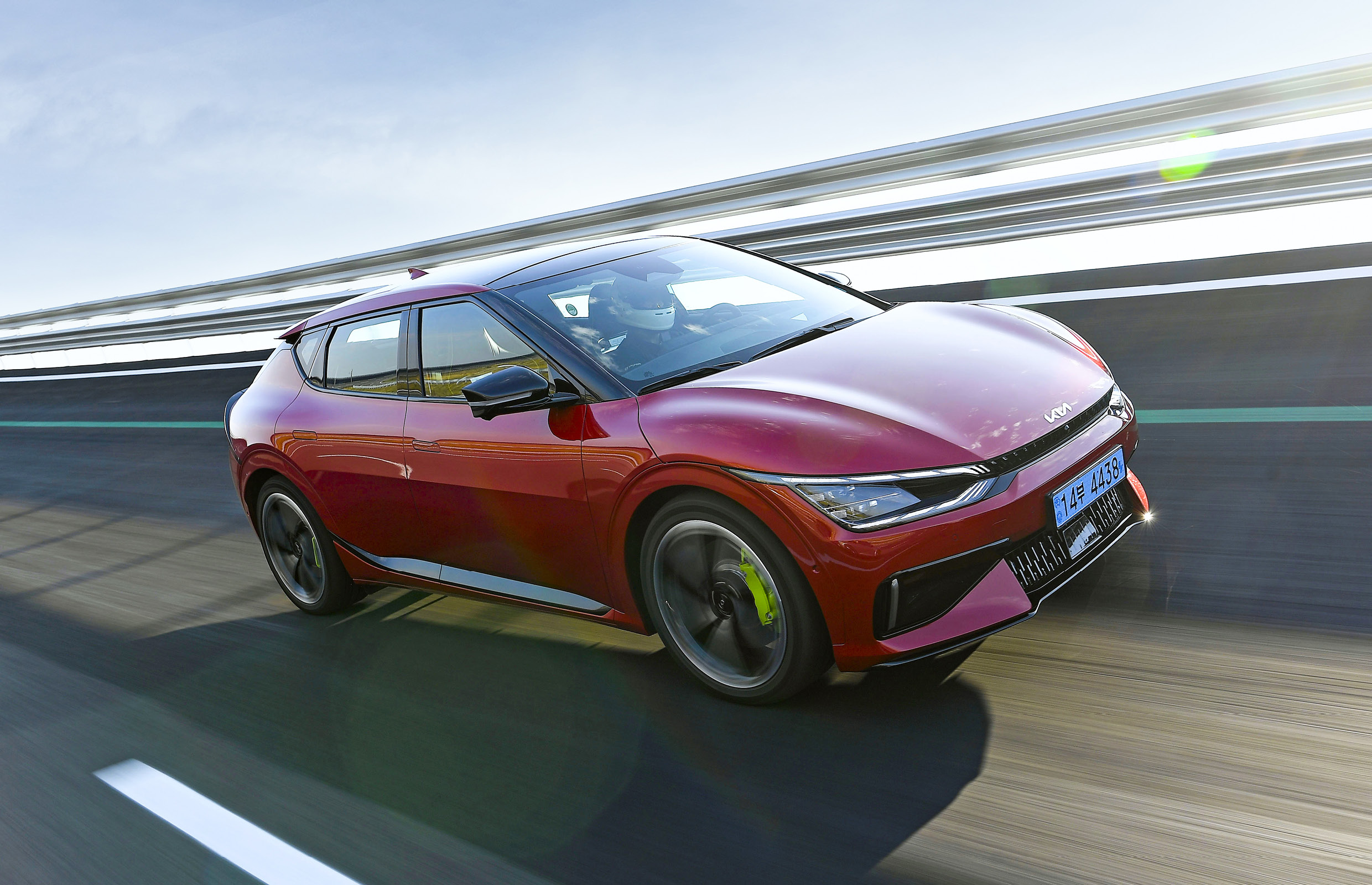 EV6 GT의 주행하는 모습